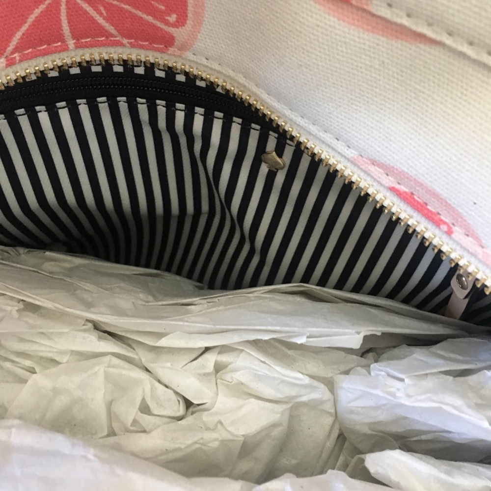 NWT Last 1 😱 Kate Spade ♠️ Pucker Up Tote - Picture 7 of 7
